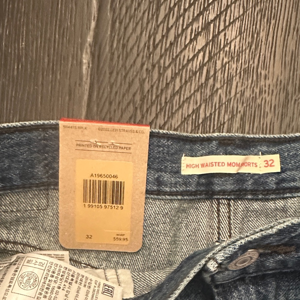 Levi’s High-Waist Mom Frayed Hem Denim Shorts - Blue - Picture 5 of 6